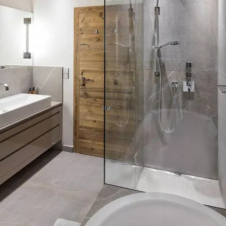 Apartment 5br Stunning In - What'app - 0034-635-520-036 - For Reservations! *